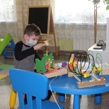 ЭПМ-НовЭЗ организовал детскую игровую зону в Линёвской районной больнице