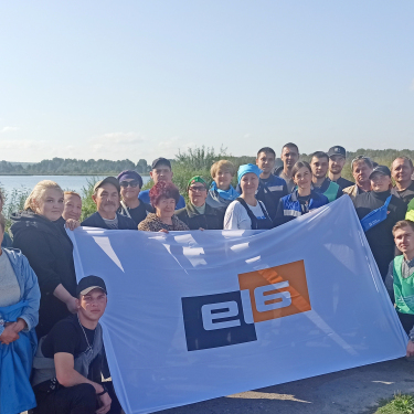 El 6 Novosibirsk Volunteers Held a Traditional Autumn Eco-Campaign on the Local River. Although They Returned Almost Empty-Handed, They Were Very Happy About It.