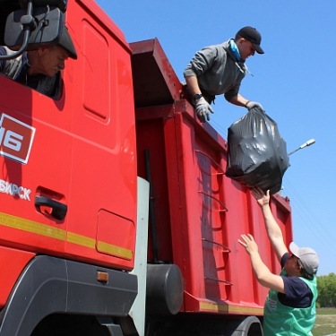 EL 6 NOVOSIBIRSK YOUNG AND SENIOR WORKERS TAKE PART IN CLEAN UP AFTER YOURSELF CAMPAIGN